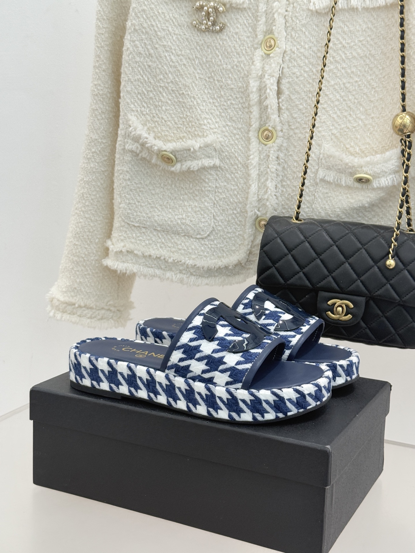 샤넬(CHANEL) 클래식 하운드투스 플랫폼 슬리퍼 신발