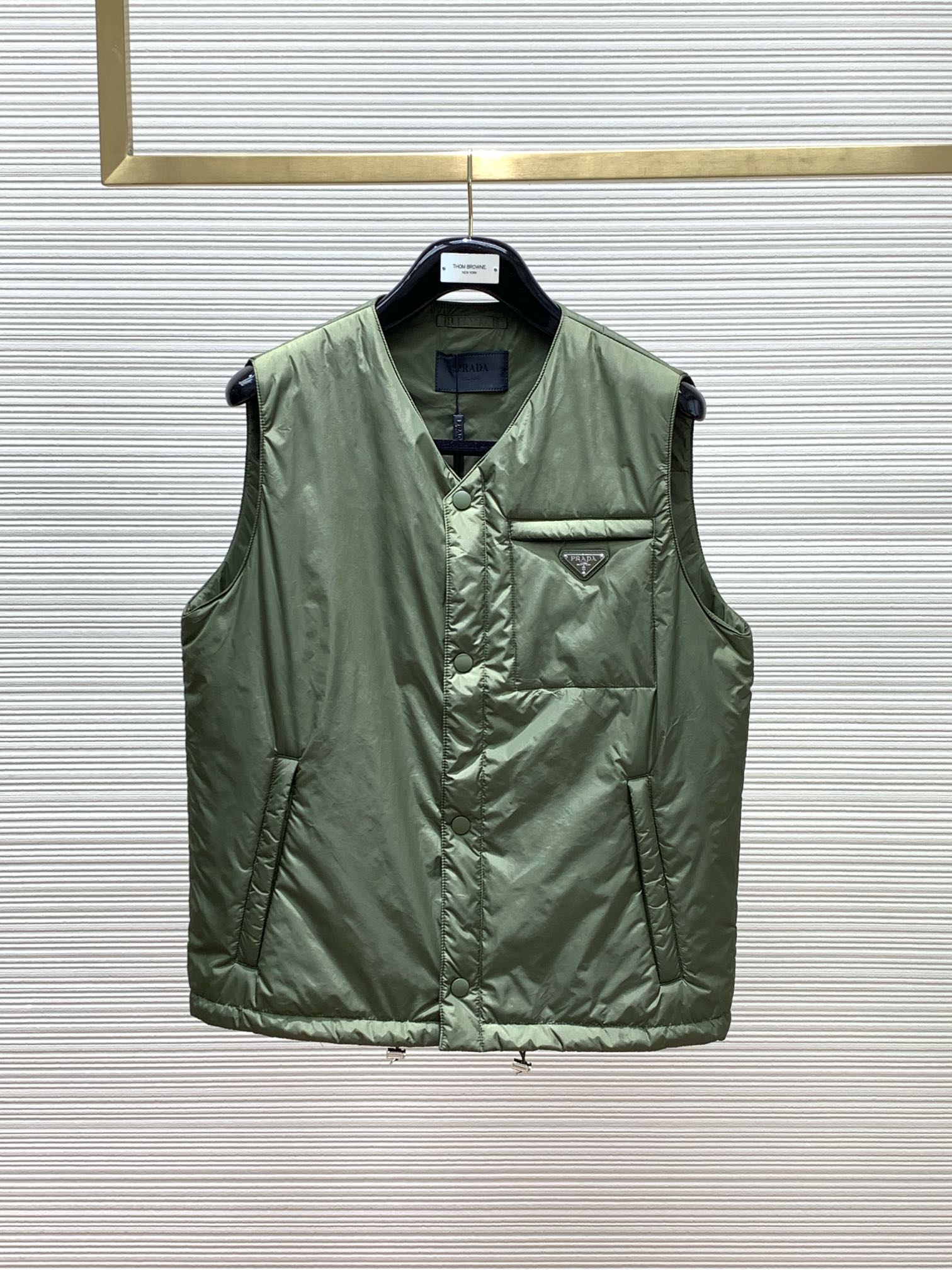 프라다(PRADA) 레터링 로고 패딩 베스트 의류