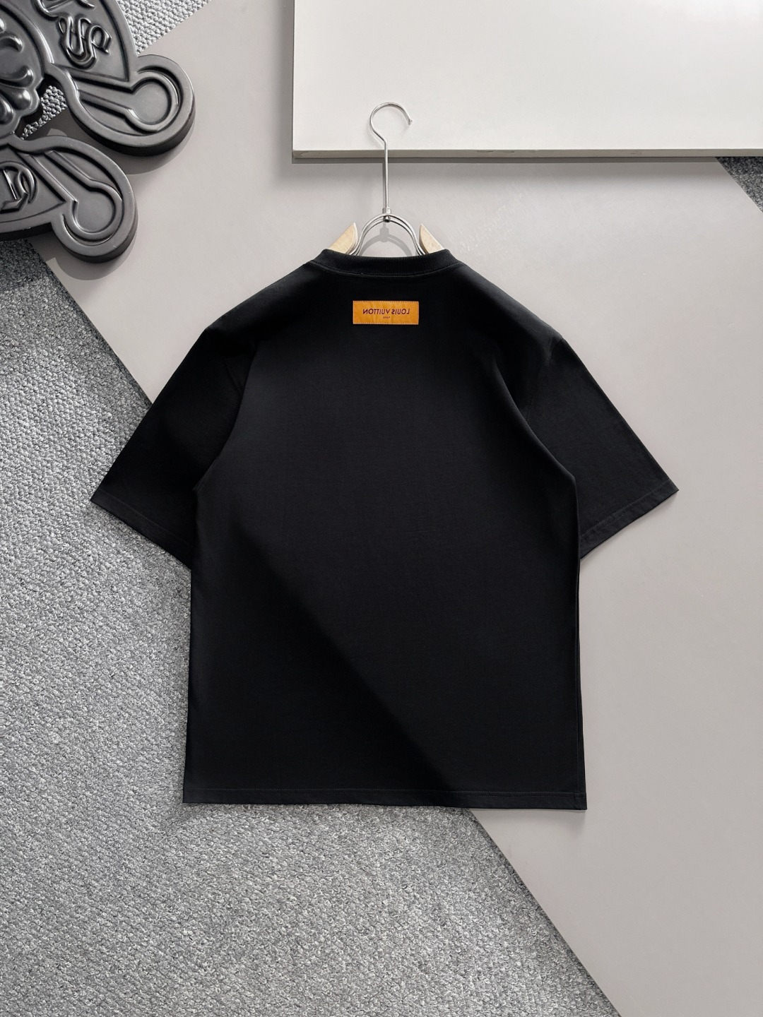 루이비통(LV) 시그니처 로고 라운드 반팔 티셔츠 의류