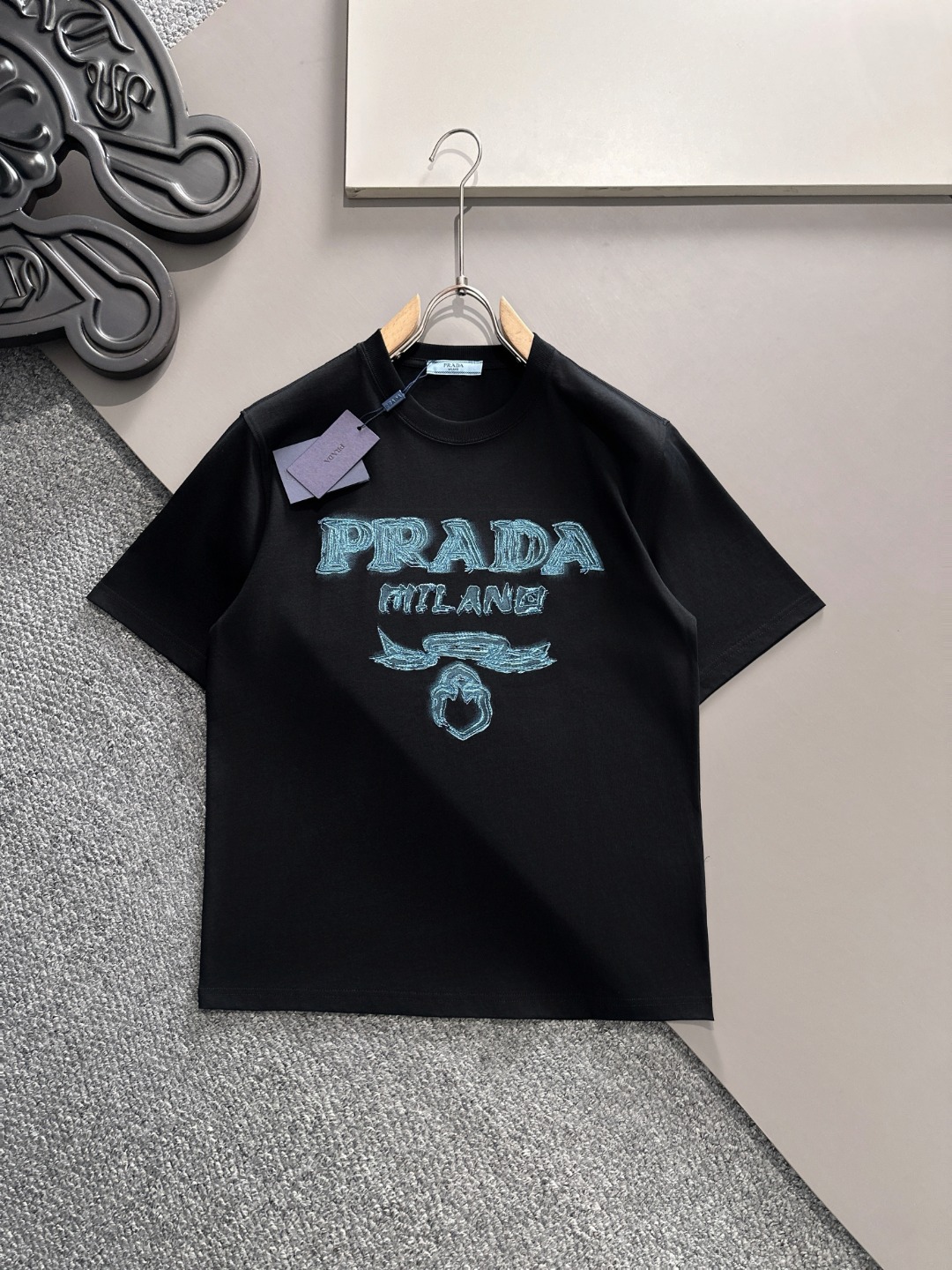 프라다(PRADA) 시그니처 로고 라운드 반팔 티셔츠 의류