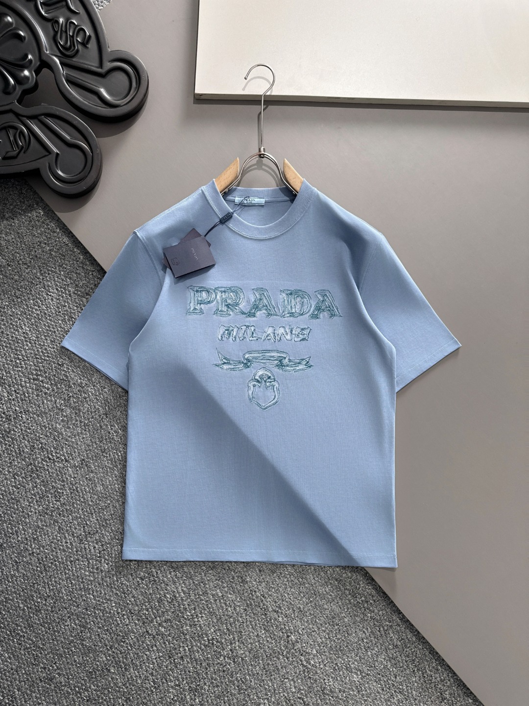 프라다(PRADA) 시그니처 로고 라운드 반팔 티셔츠 의류