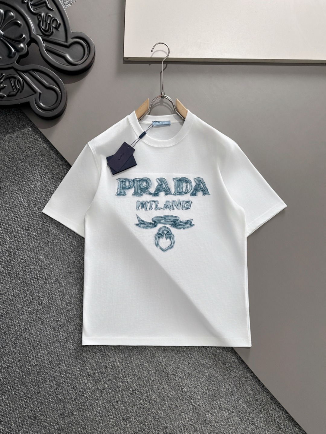 프라다(PRADA) 시그니처 로고 라운드 반팔 티셔츠 의류