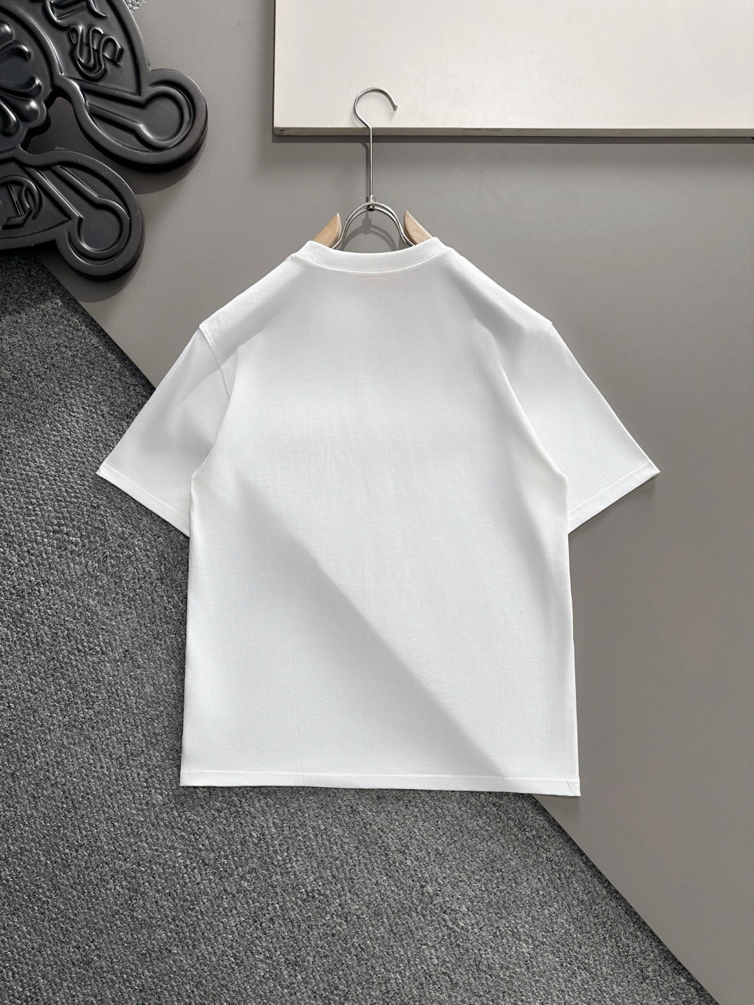 프라다(PRADA) 시그니처 로고 라운드 반팔 티셔츠 의류