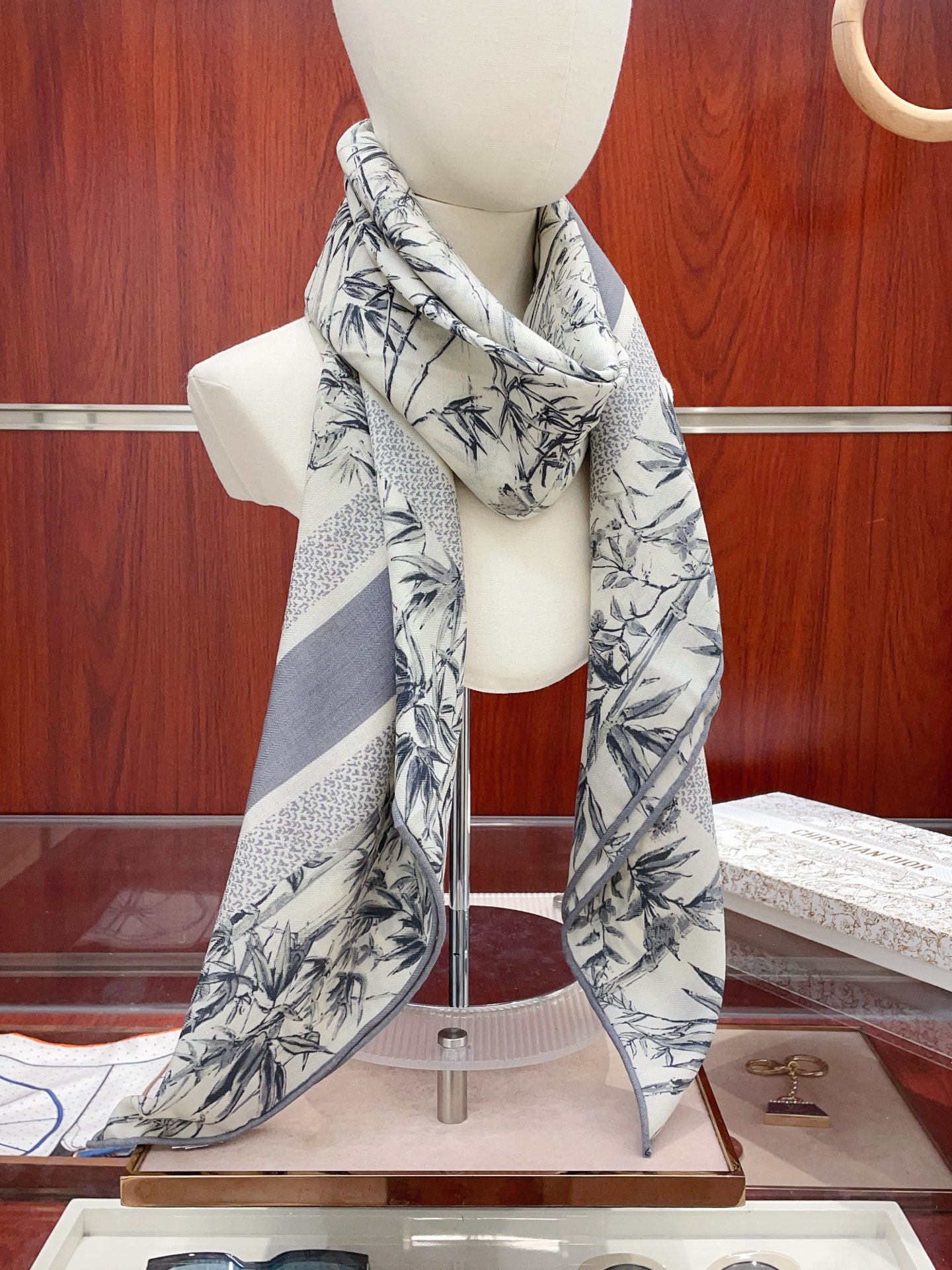 디올(DIOR) 양면 톤온톤 실크 캐시미어 목도리 스카프