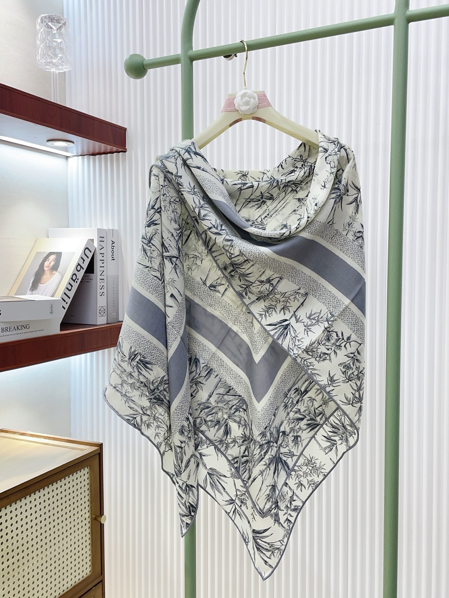 디올(DIOR) 양면 톤온톤 실크 캐시미어 목도리 스카프