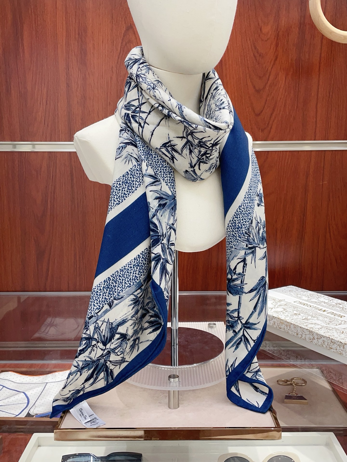 디올(DIOR) 양면 톤온톤 실크 캐시미어 목도리 스카프