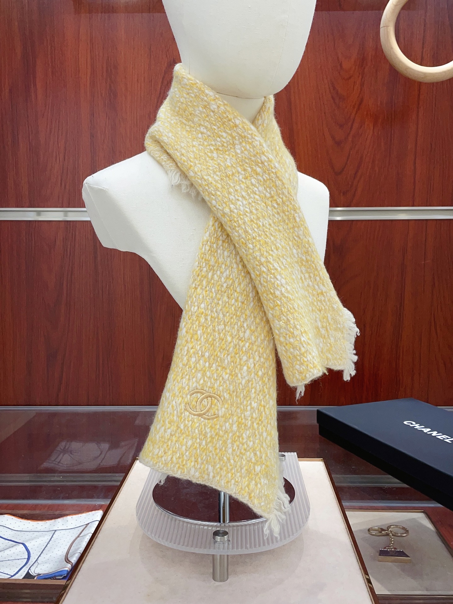 샤넬(CHANEL) 자수 포인트 숏 머플러 목도리 스카프