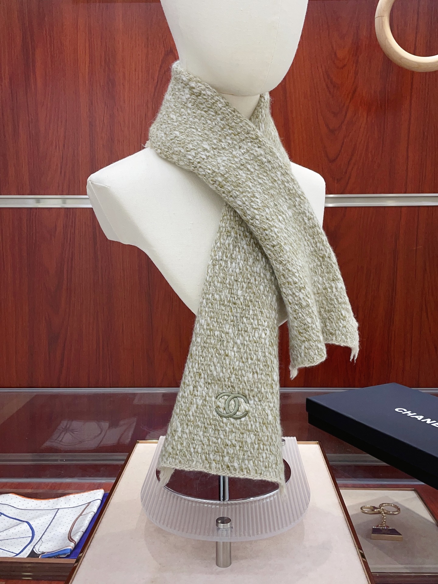 샤넬(CHANEL) 자수 포인트 숏 머플러 목도리 스카프