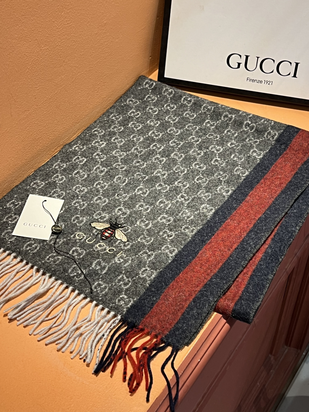 구찌(GUCCI) 꿀벌 자수 캐시미어 목도리 스카프