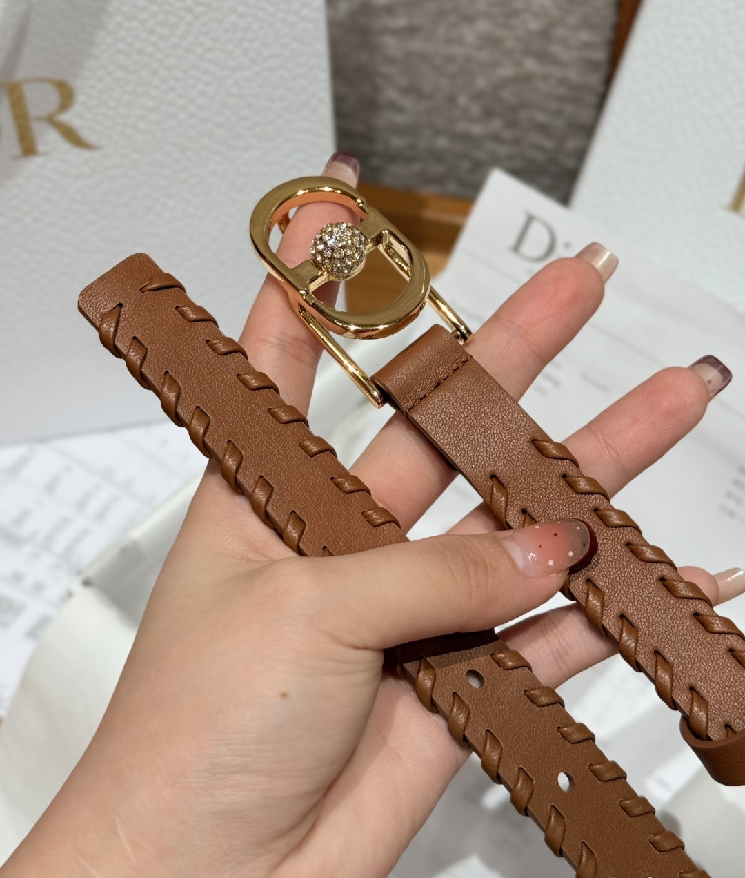 디올(Dior) 인트레치아토 카프스킨 쥬얼 버클 벨트 악세사리