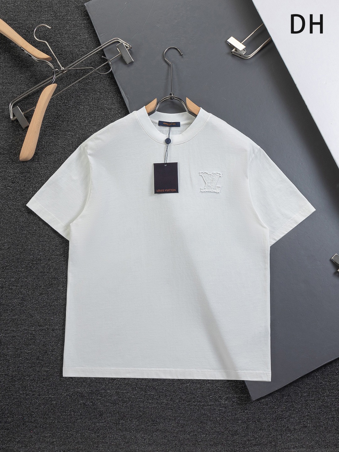 루이비통(LV) 패치 자수 & 클로버 로고 루즈핏 티셔츠 의류