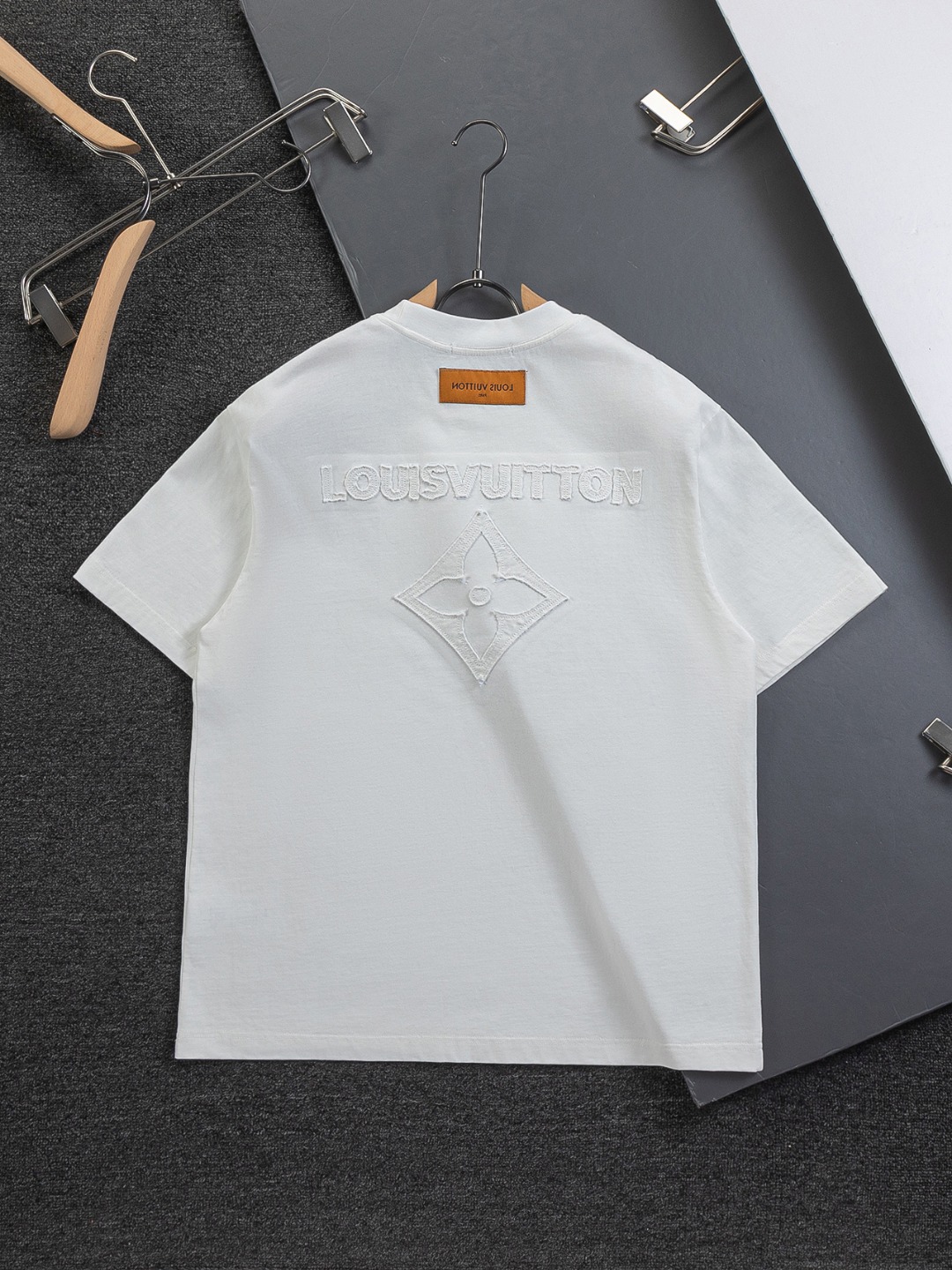 루이비통(LV) 패치 자수 & 클로버 로고 루즈핏 티셔츠 의류