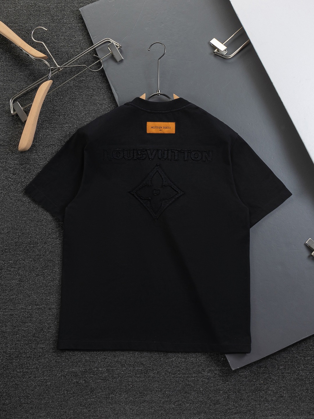 루이비통(LV) 패치 자수 & 클로버 로고 루즈핏 티셔츠 의류