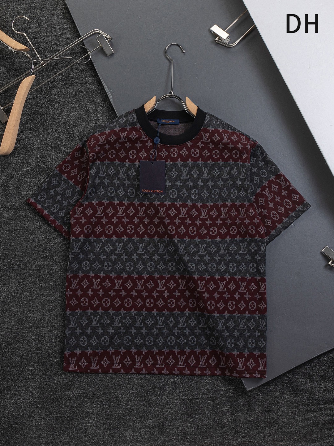 루이비통(LV) 컬러 블록 스트라이프 자수 티셔츠 의류