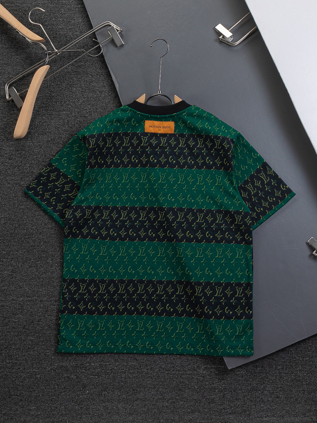 루이비통(LV) 컬러 블록 스트라이프 자수 티셔츠 의류
