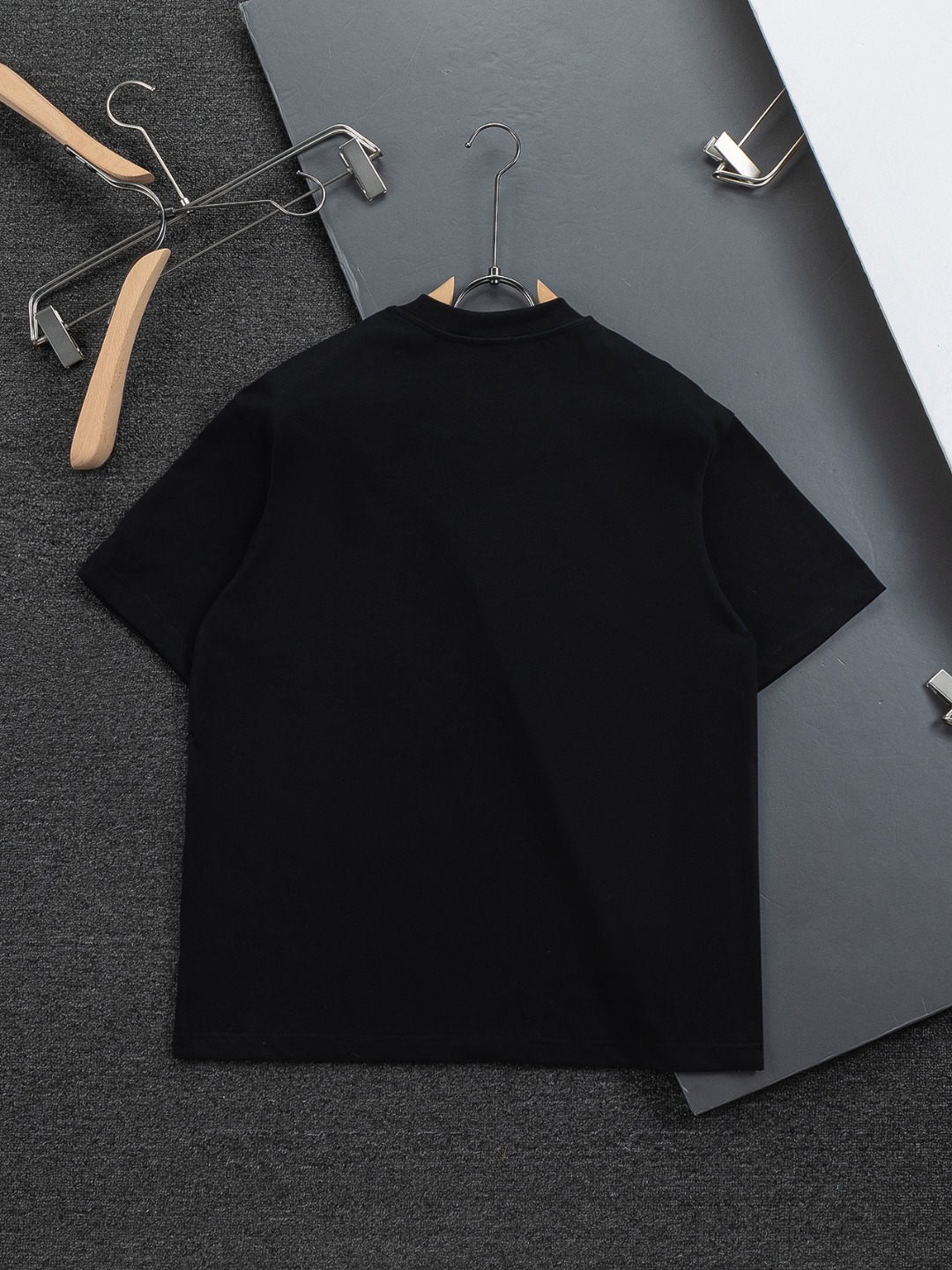 프라다(PRADA) 삼각 로고 포켓 패치 티셔츠 의류