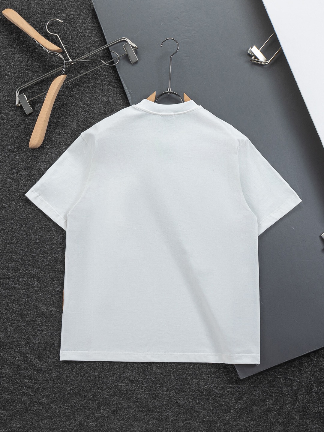 프라다(PRADA) 26SS 삼각 로고 가죽 패치 티셔츠 의류