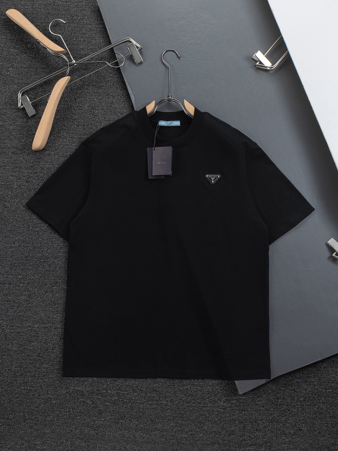 프라다(PRADA) 26SS 삼각 로고 가죽 패치 티셔츠 의류