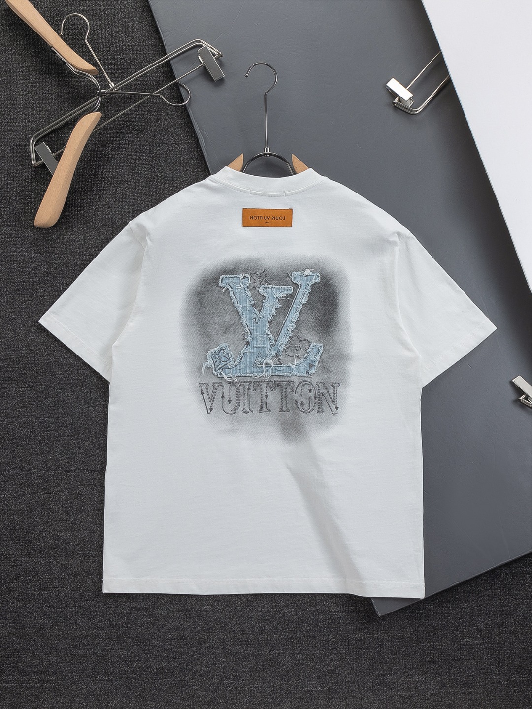 루이비통(LV) 워싱 데님 패치 & 레이저 번아웃 티셔츠 의류