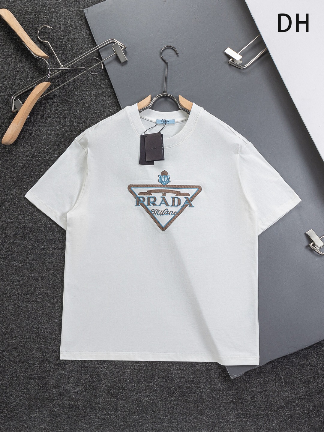 프라다(PRADA) 삼각 로고 반팔 티셔츠 의류