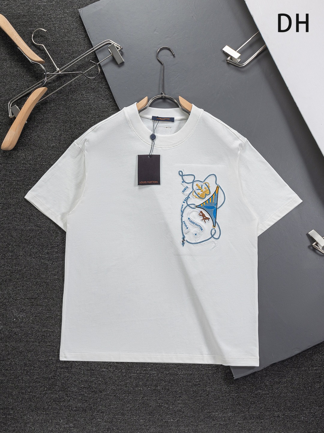 루이비통(LV) 크라운 실드 자수 반팔 티셔츠 의류