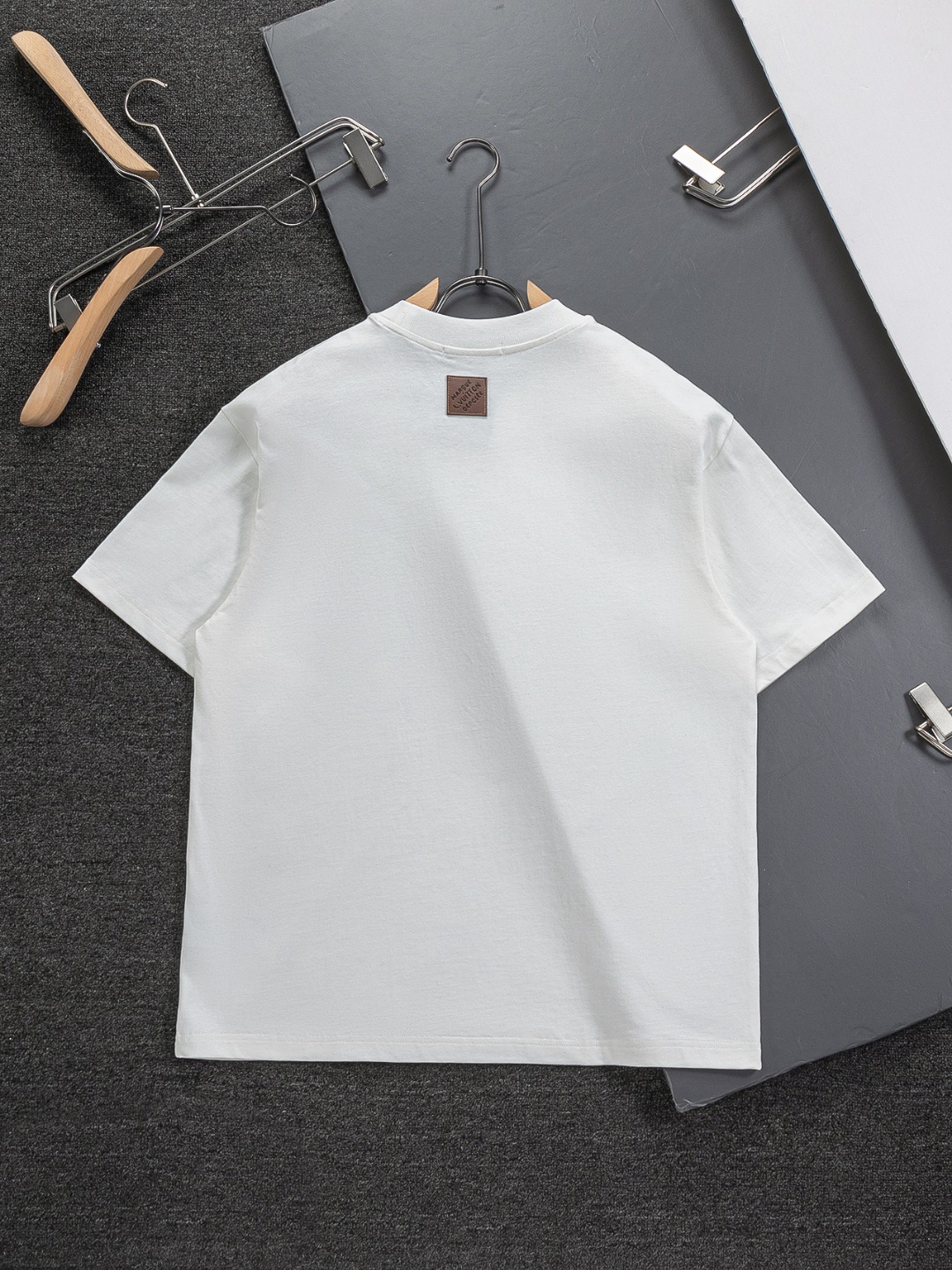 루이비통(LV) 크라운 실드 자수 반팔 티셔츠 의류