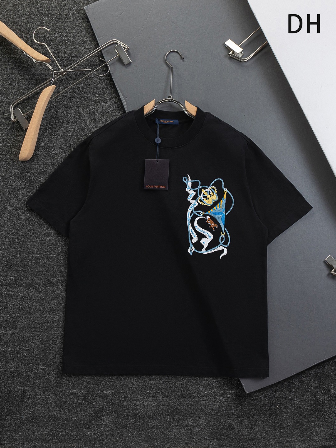 루이비통(LV) 크라운 실드 자수 반팔 티셔츠 의류