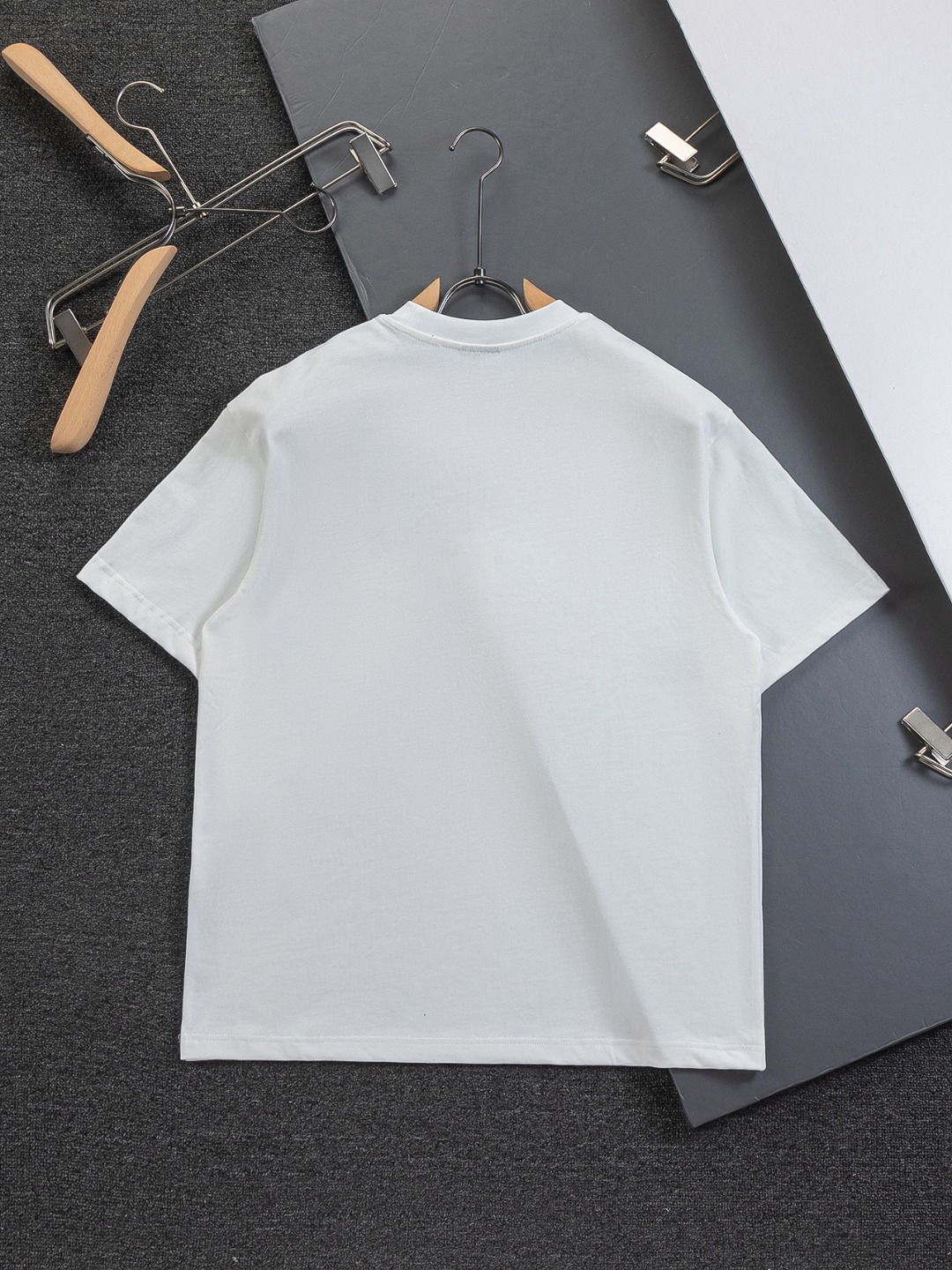 로에베(LOEWE) 그라데이션 자수 반팔 티셔츠 의류