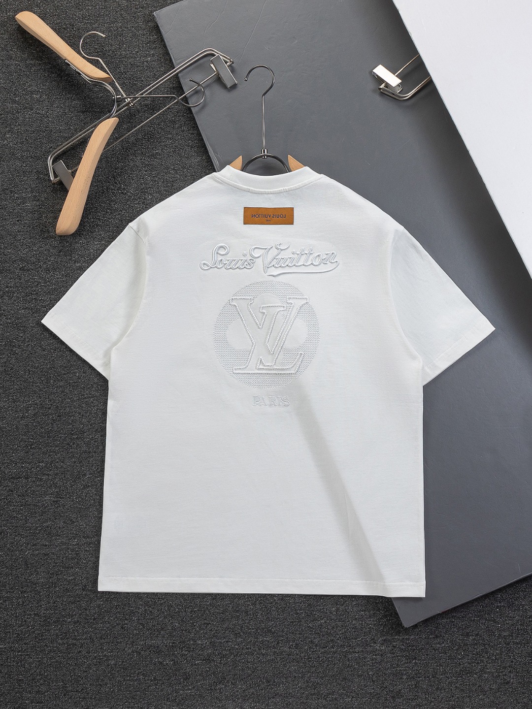 루이비통(LV) 레터링 자수 반팔 티셔츠 의류