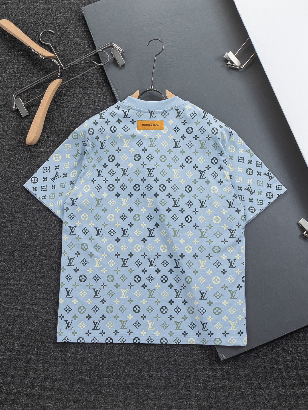 루이비통(LV) 레터링 자수 반팔 티셔츠 의류