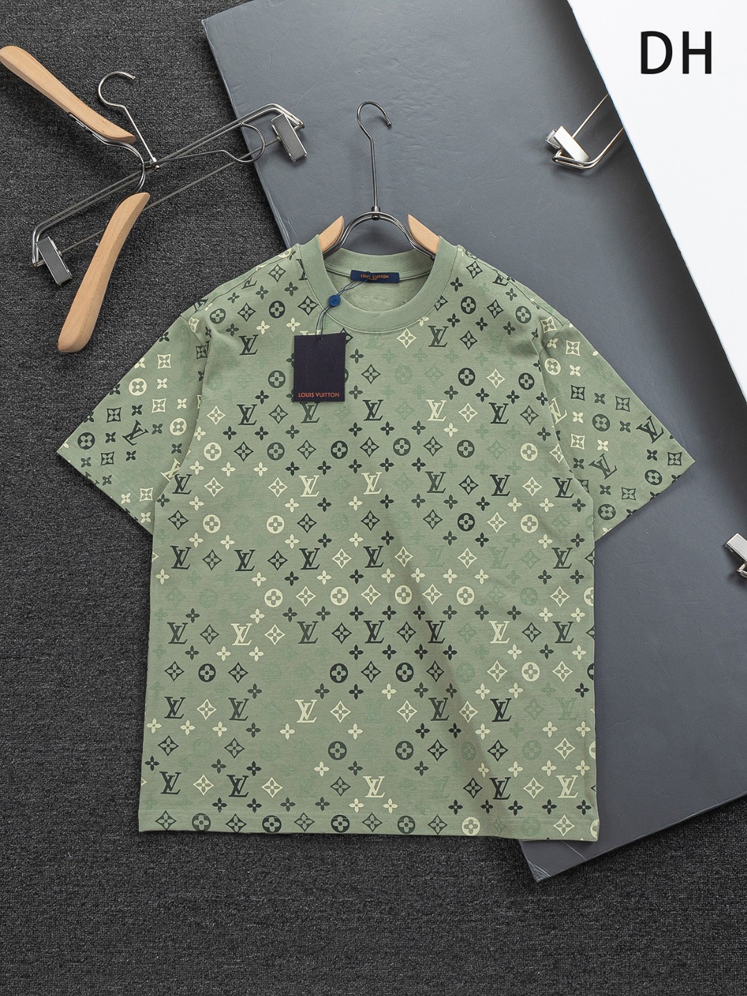 루이비통(LV) 레터링 자수 반팔 티셔츠 의류