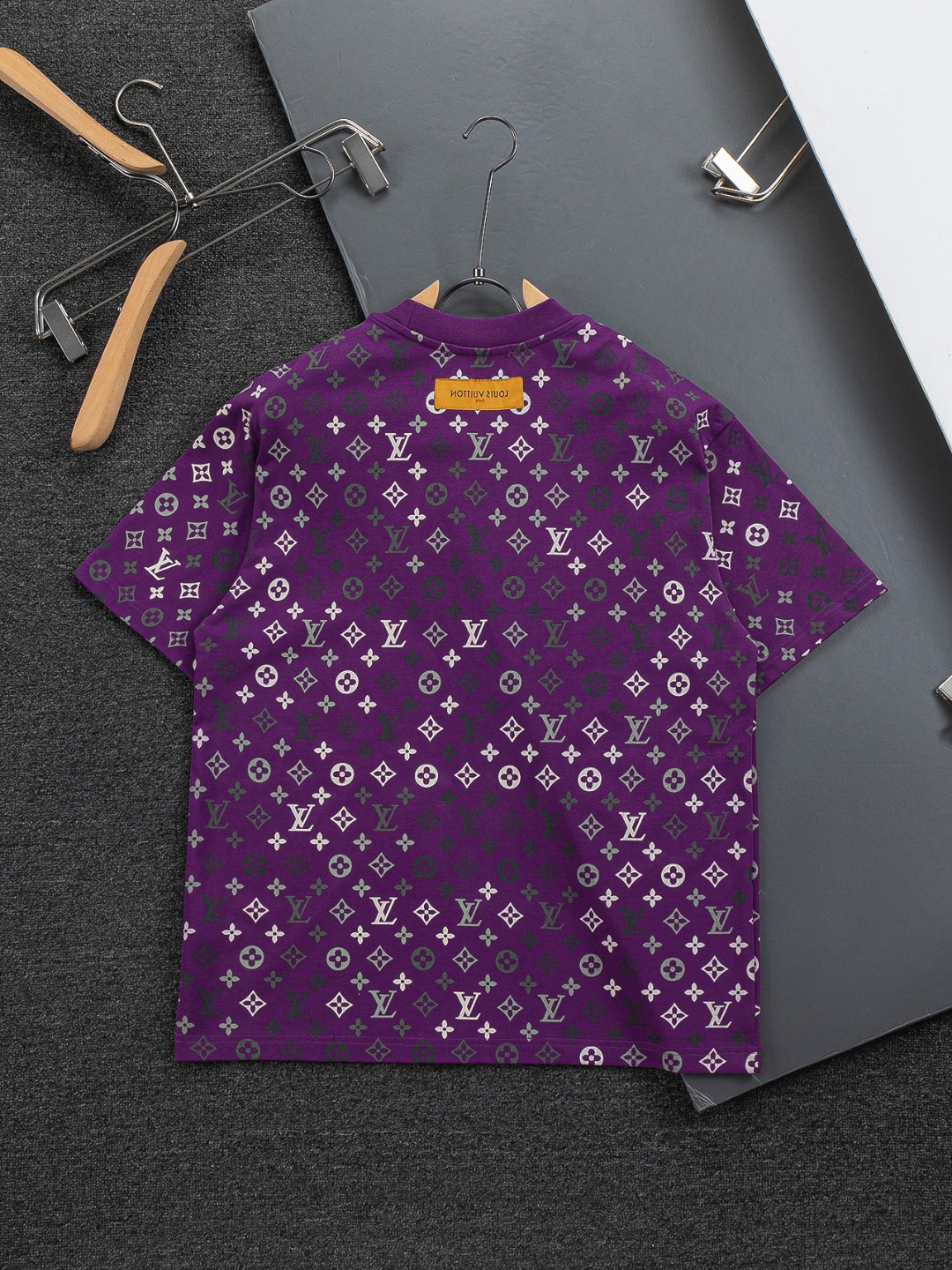 루이비통(LV) 레터링 자수 반팔 티셔츠 의류