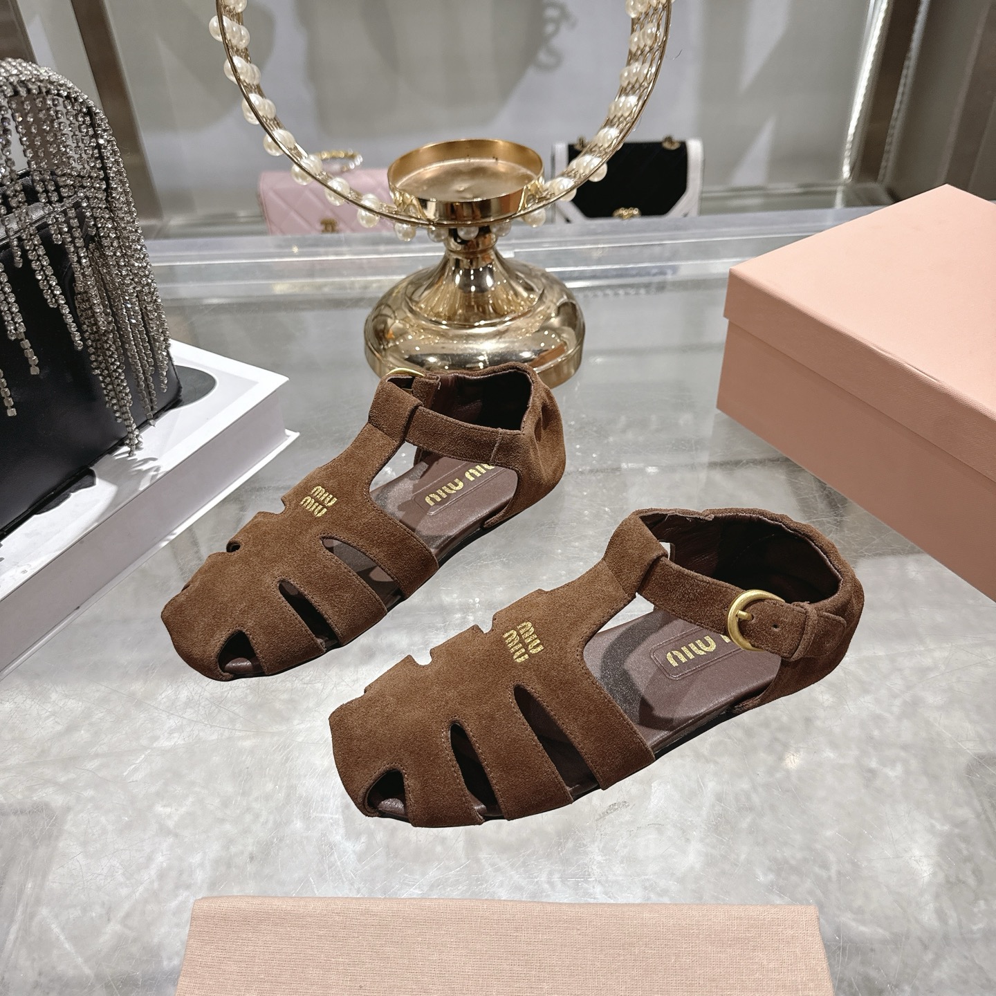 미우미우(miumiu) 런웨이 원스트랩 플랫 샌들 신발