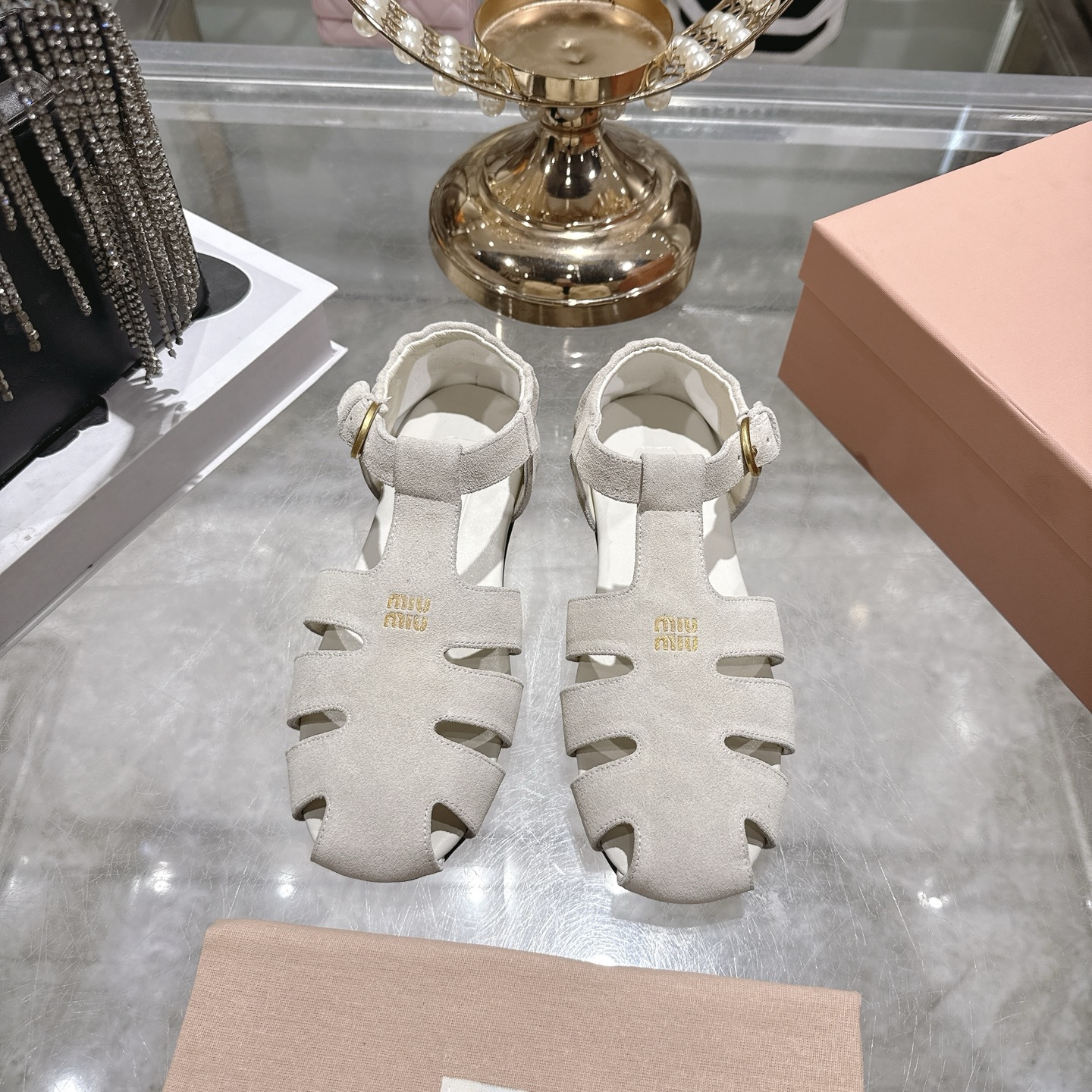 미우미우(miumiu) 런웨이 원스트랩 플랫 샌들 신발