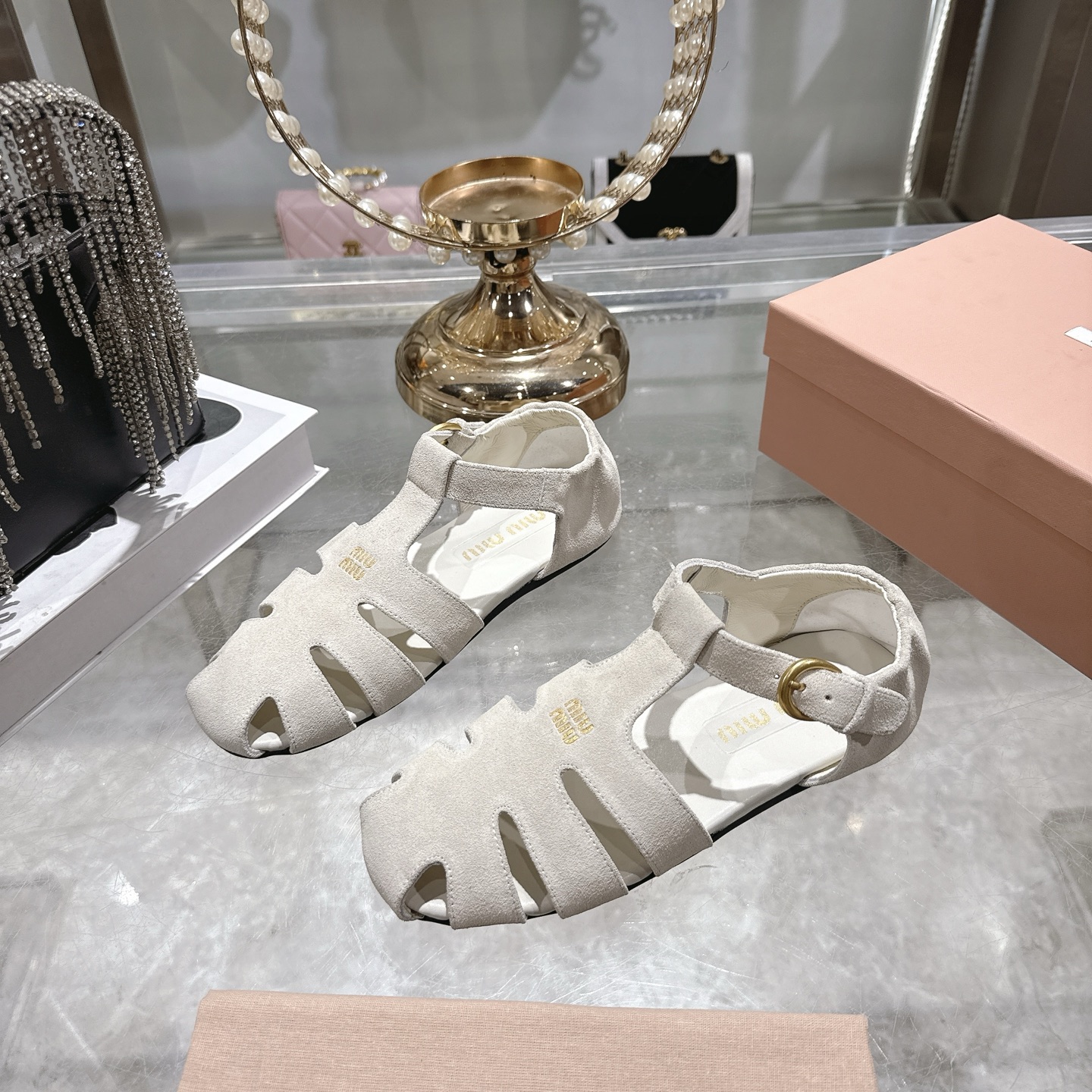 미우미우(miumiu) 런웨이 원스트랩 플랫 샌들 신발