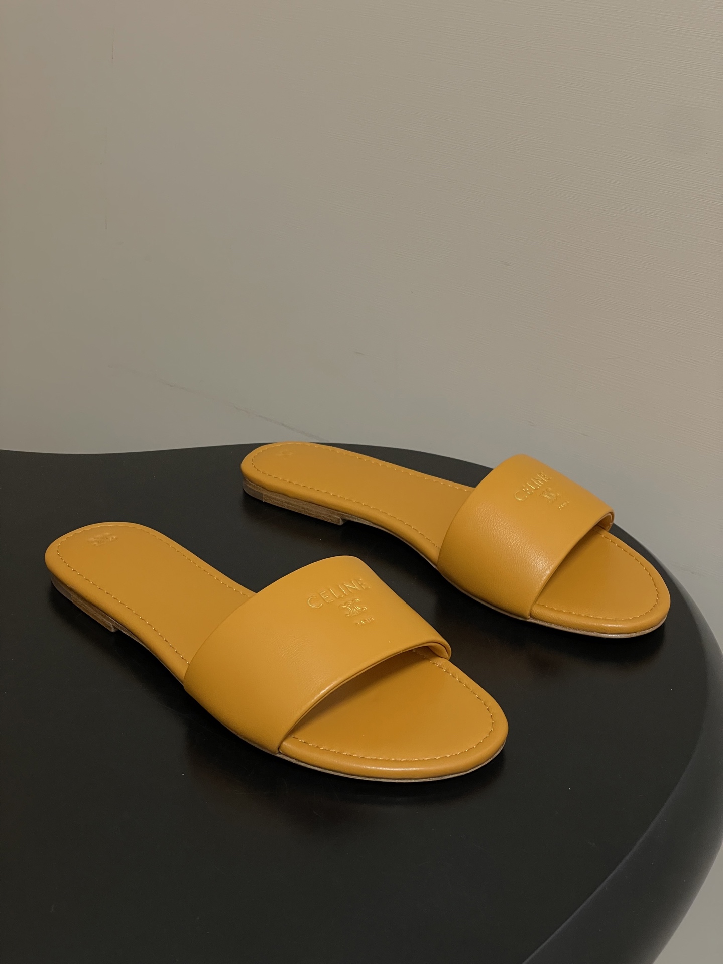셀린느(CELINE) 클래식 트리옹프(Triomphe) 뮬 샌들 슬리퍼 신발