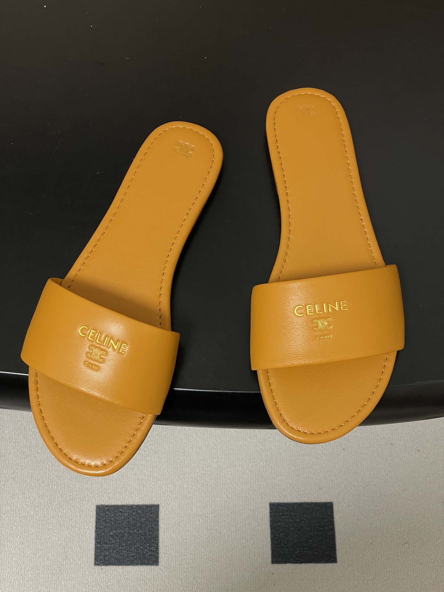 셀린느(CELINE) 클래식 트리옹프(Triomphe) 뮬 샌들 슬리퍼 신발