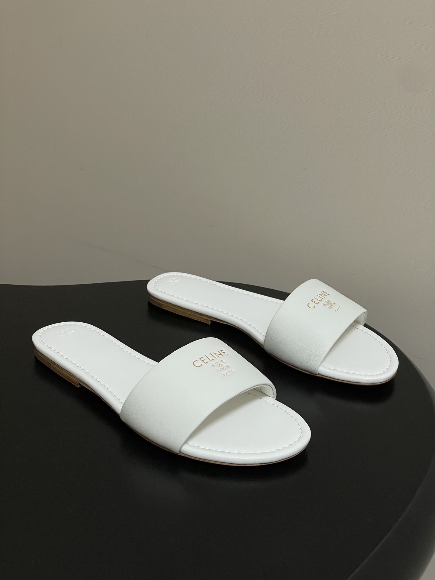 셀린느(CELINE) 클래식 트리옹프(Triomphe) 뮬 샌들 슬리퍼 신발