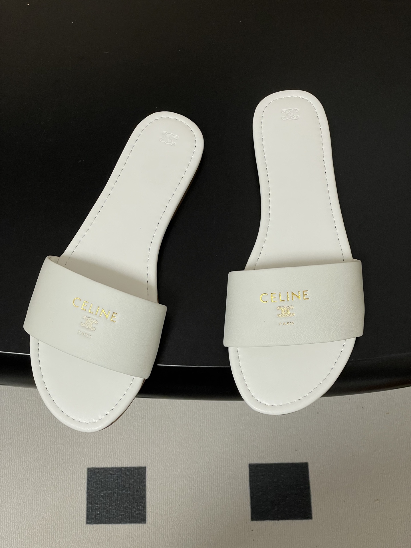 셀린느(CELINE) 클래식 트리옹프(Triomphe) 뮬 샌들 슬리퍼 신발
