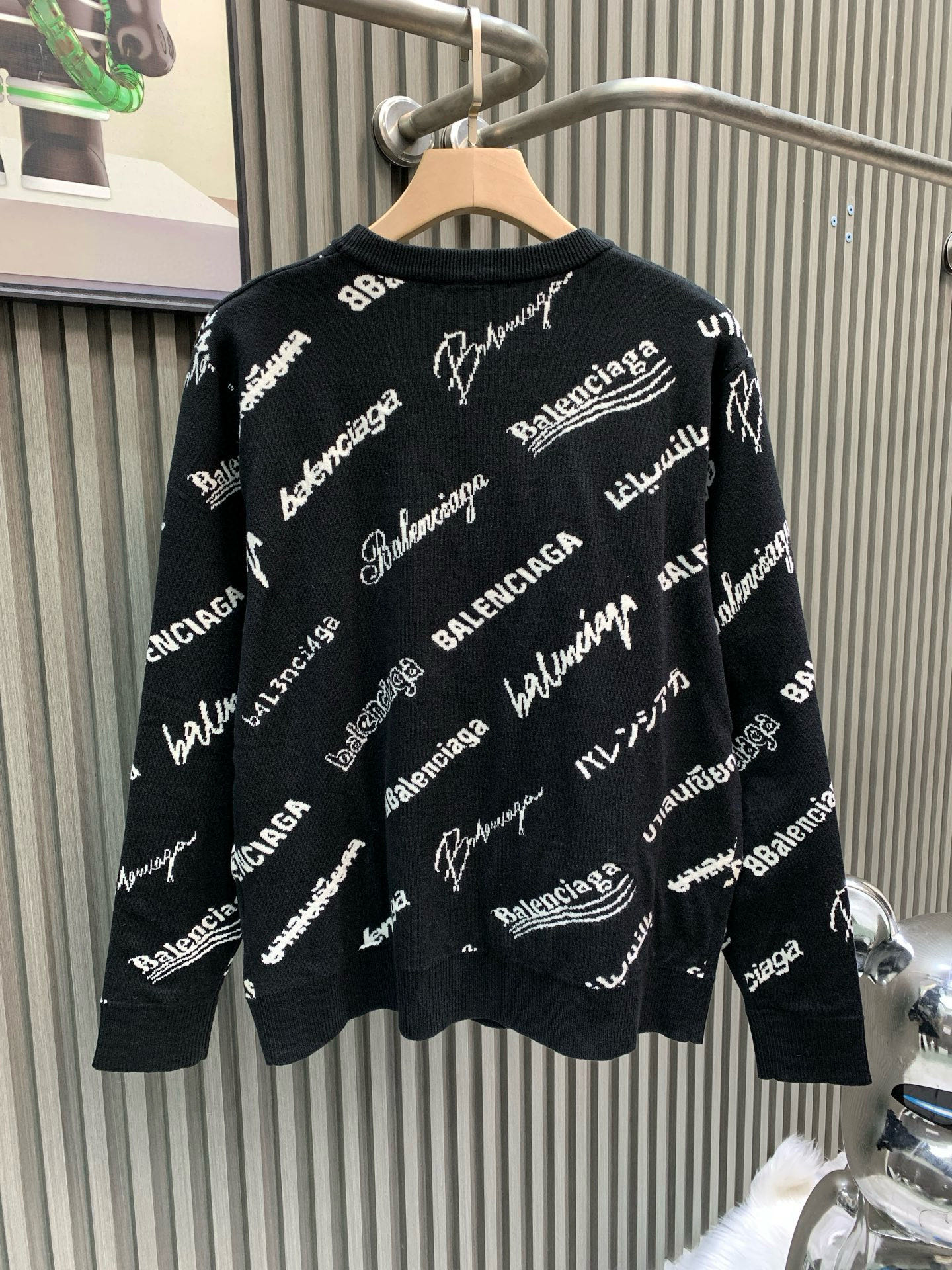 발렌시아가(BALENCIAGA) 오버 로고 니트 의류