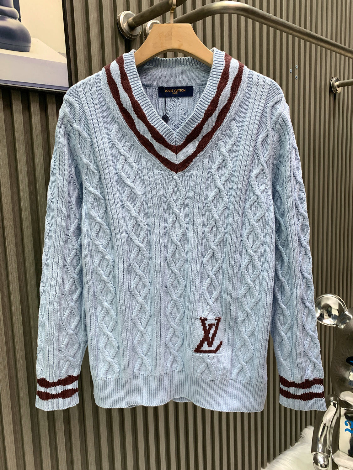 루이비통(LV) 케이블 V넥 니트 의류