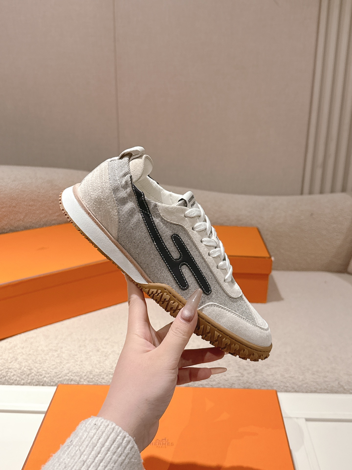 에르메스(HERMES) 스웨이드 고트 레더 스니커즈 신발