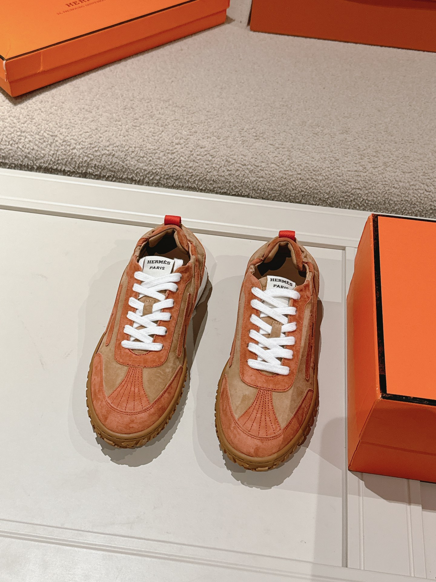 에르메스(HERMES) 스웨이드 고트 레더 스니커즈 신발