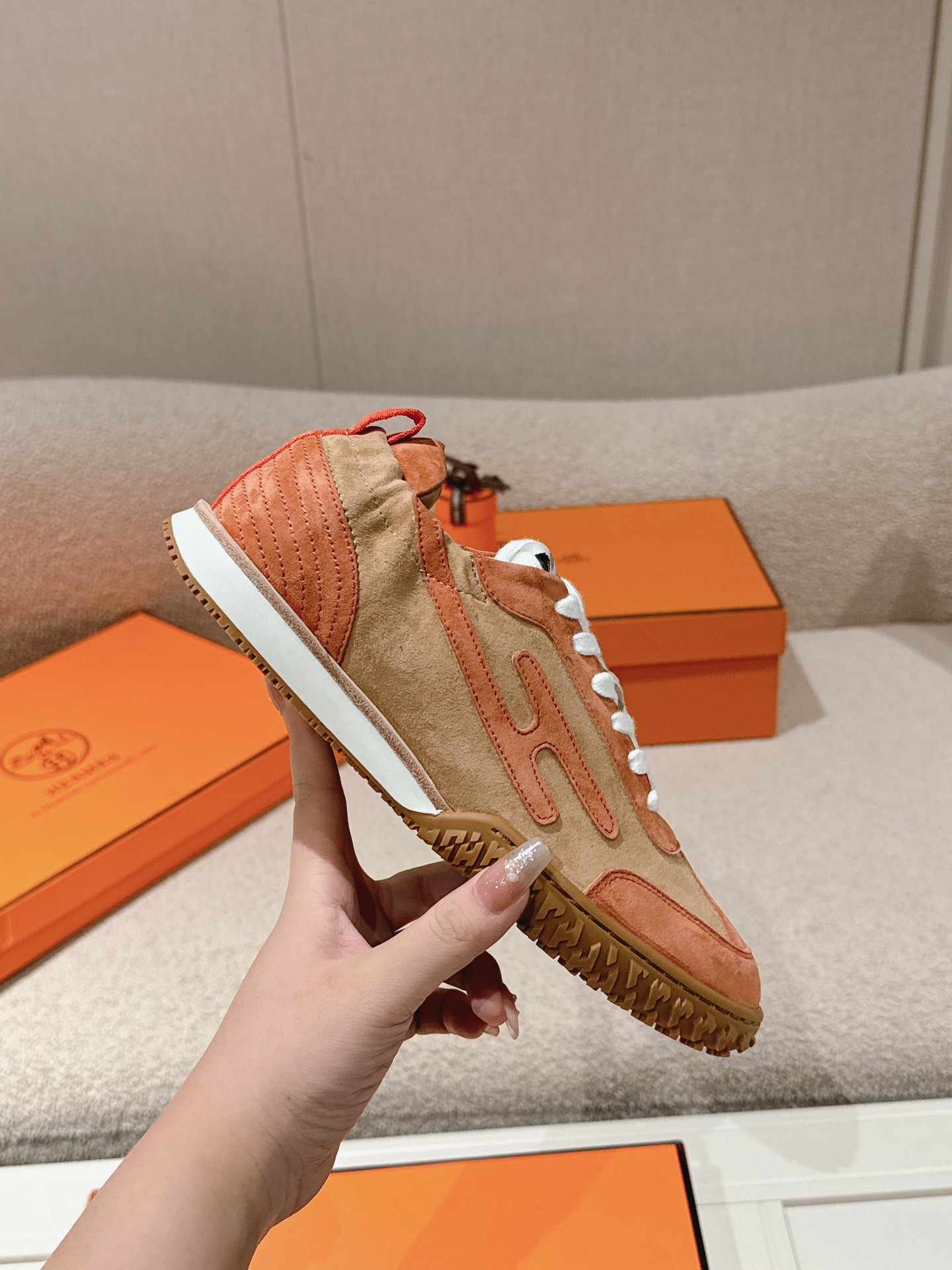 에르메스(HERMES) 스웨이드 고트 레더 스니커즈 신발