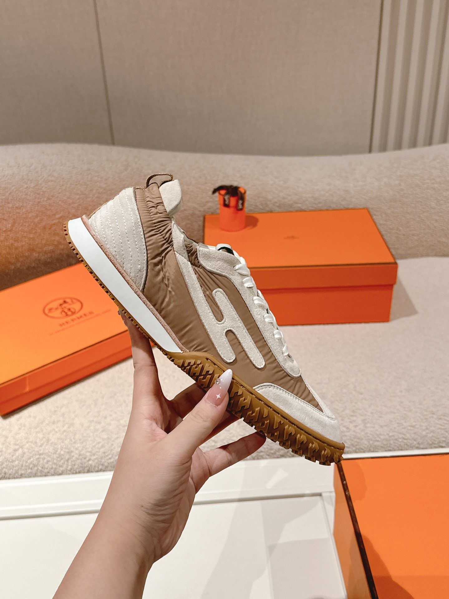 에르메스(HERMES) 스웨이드 고트 레더 스니커즈 신발