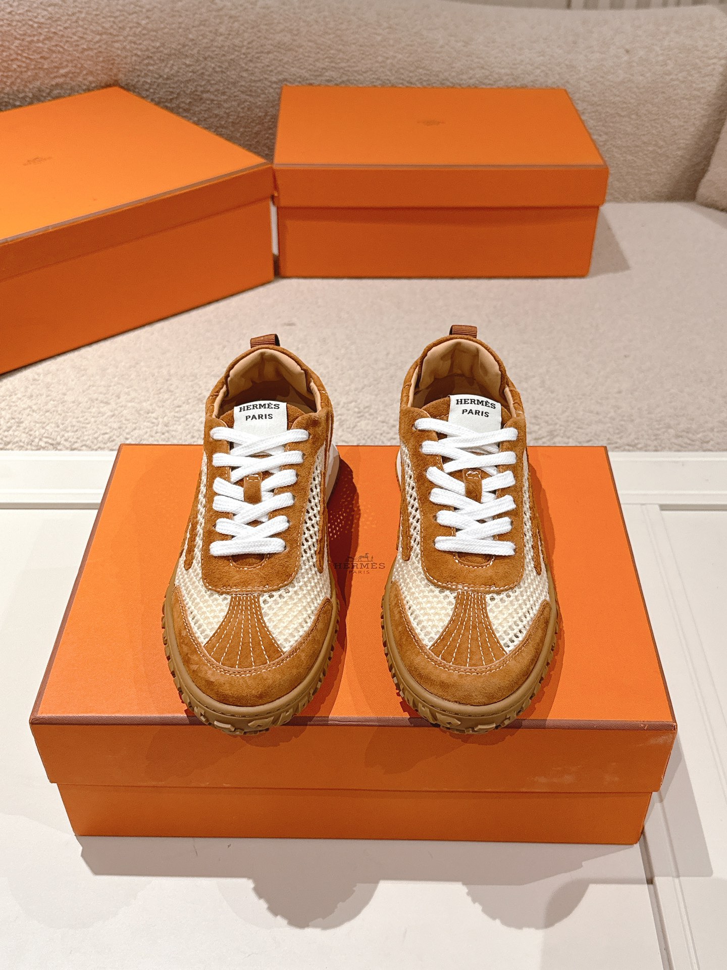 에르메스(HERMES) 스웨이드 고트 레더 스니커즈 신발