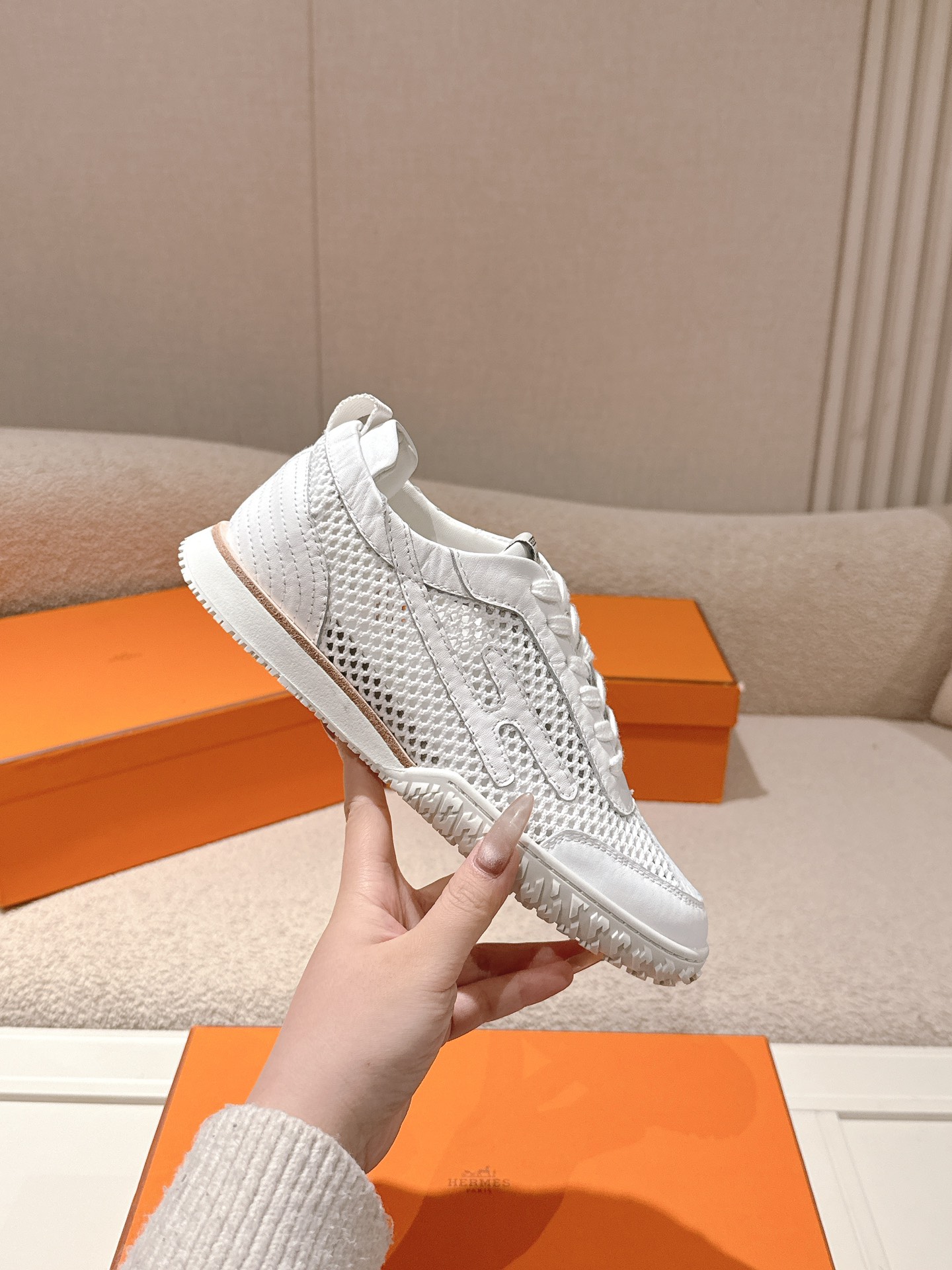 에르메스(HERMES) 스웨이드 고트 레더 스니커즈 신발