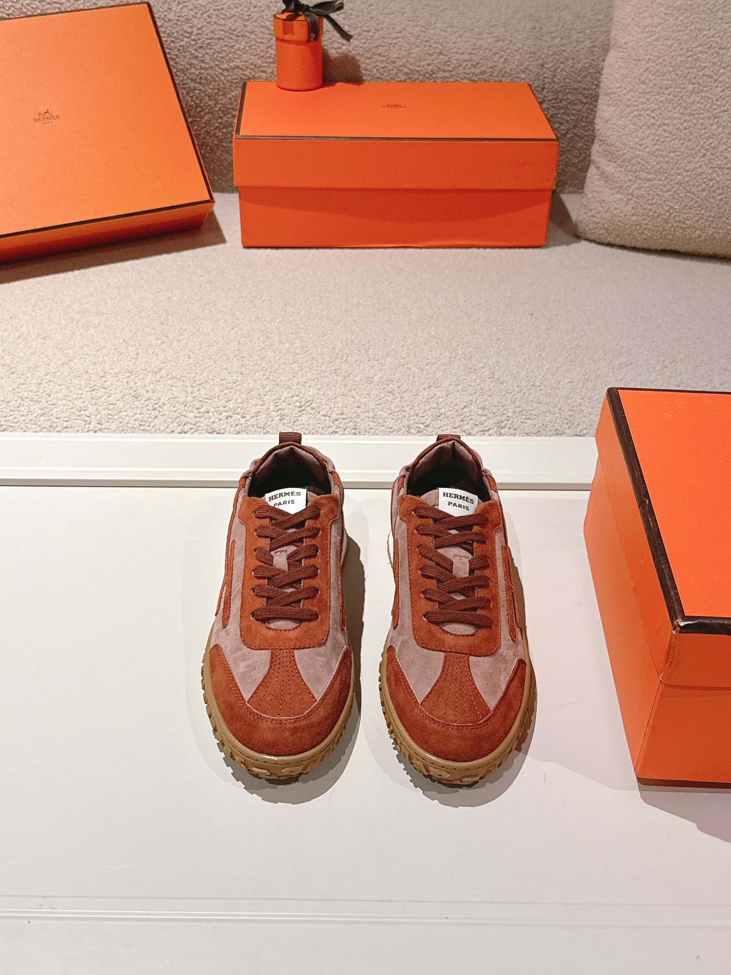 에르메스(HERMES) 스웨이드 고트 레더 스니커즈 신발