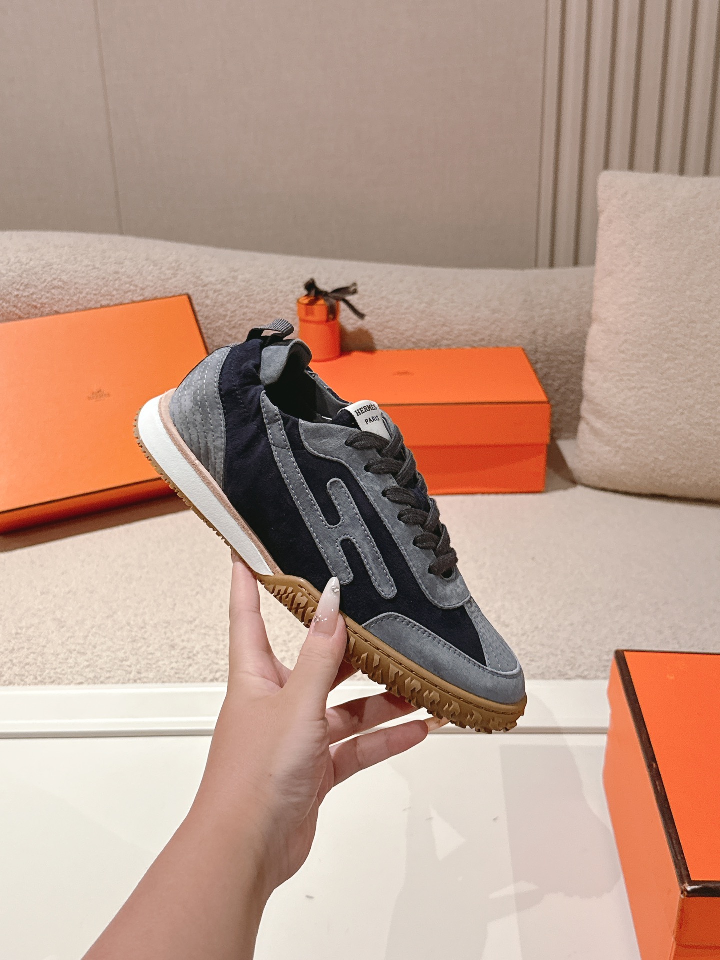 에르메스(HERMES) 스웨이드 고트 레더 스니커즈 신발