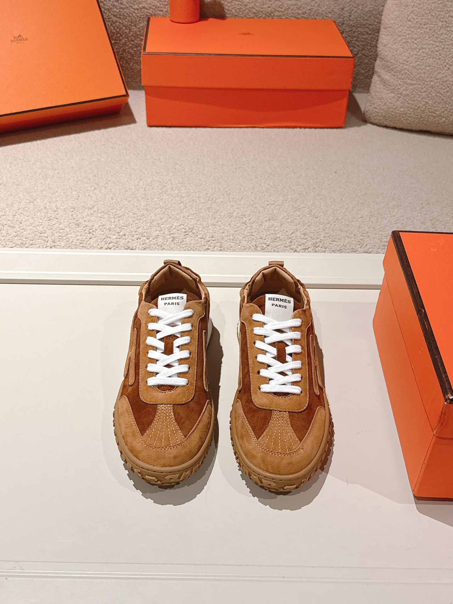 에르메스(HERMES) 스웨이드 고트 레더 스니커즈 신발